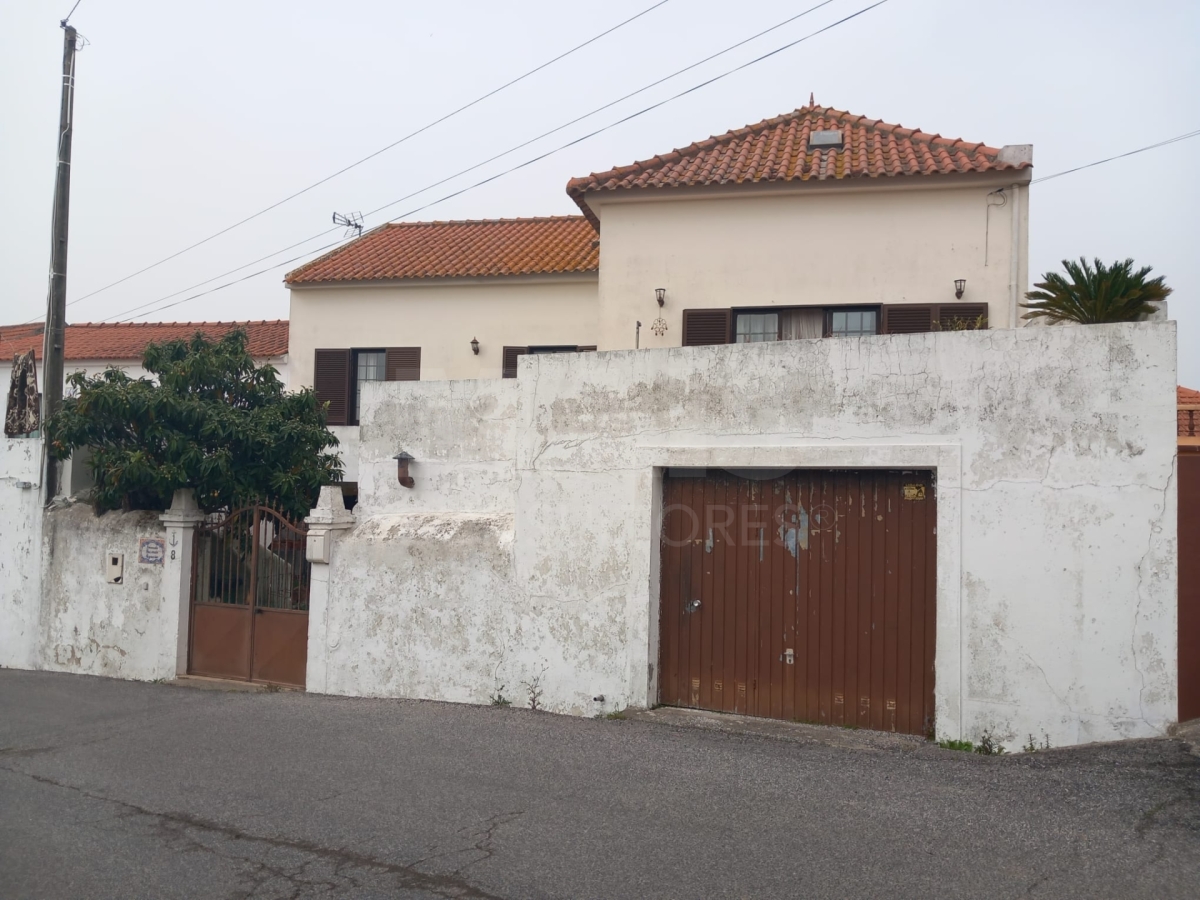 Rustic 7-bedr. house + outbuildings 5 km from Arruda dos Vinhos